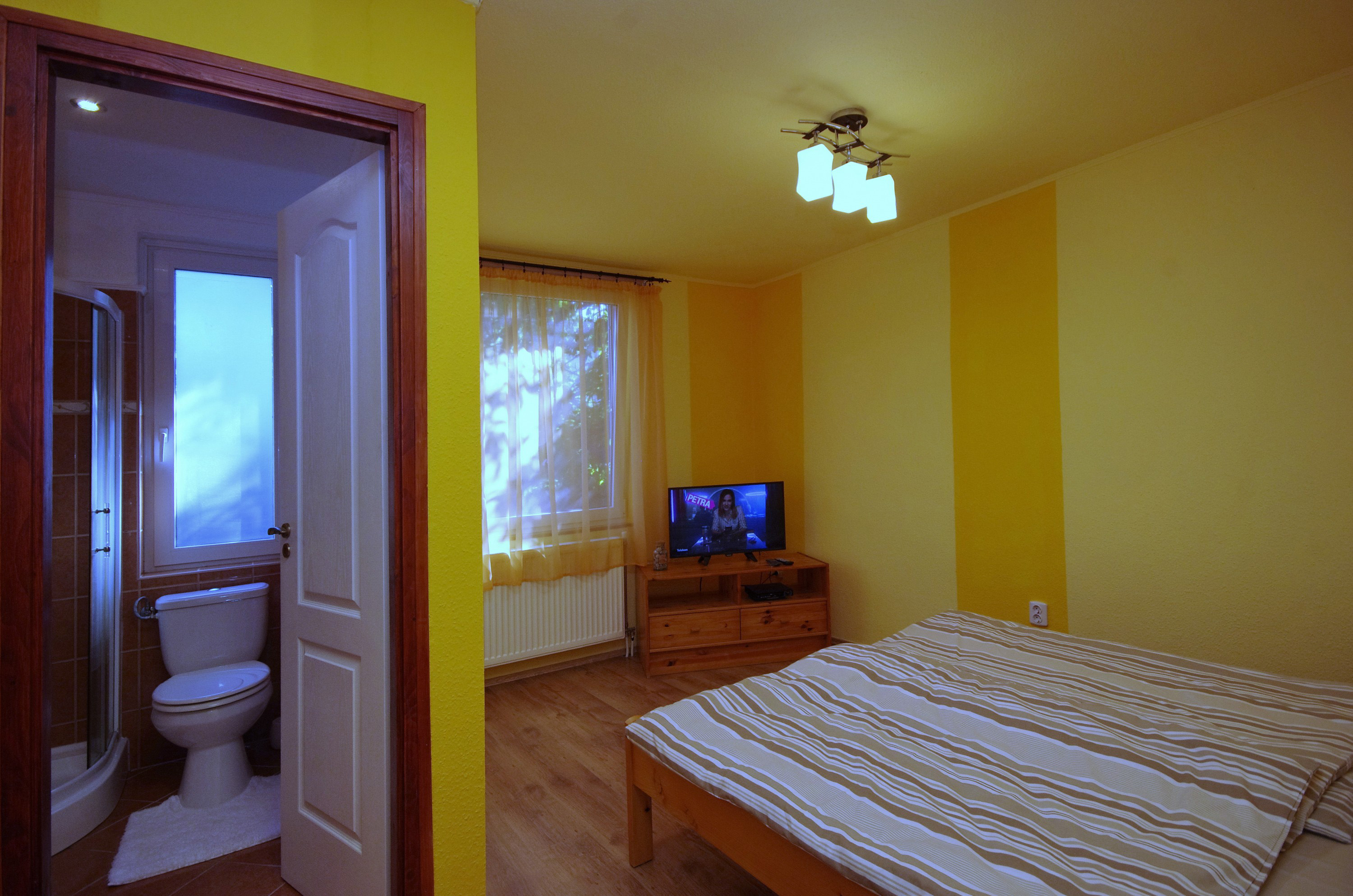 Nyári szoba a hozzá tartozó fürdővel és LED TV-vel a gyulai Bodza apartmanban