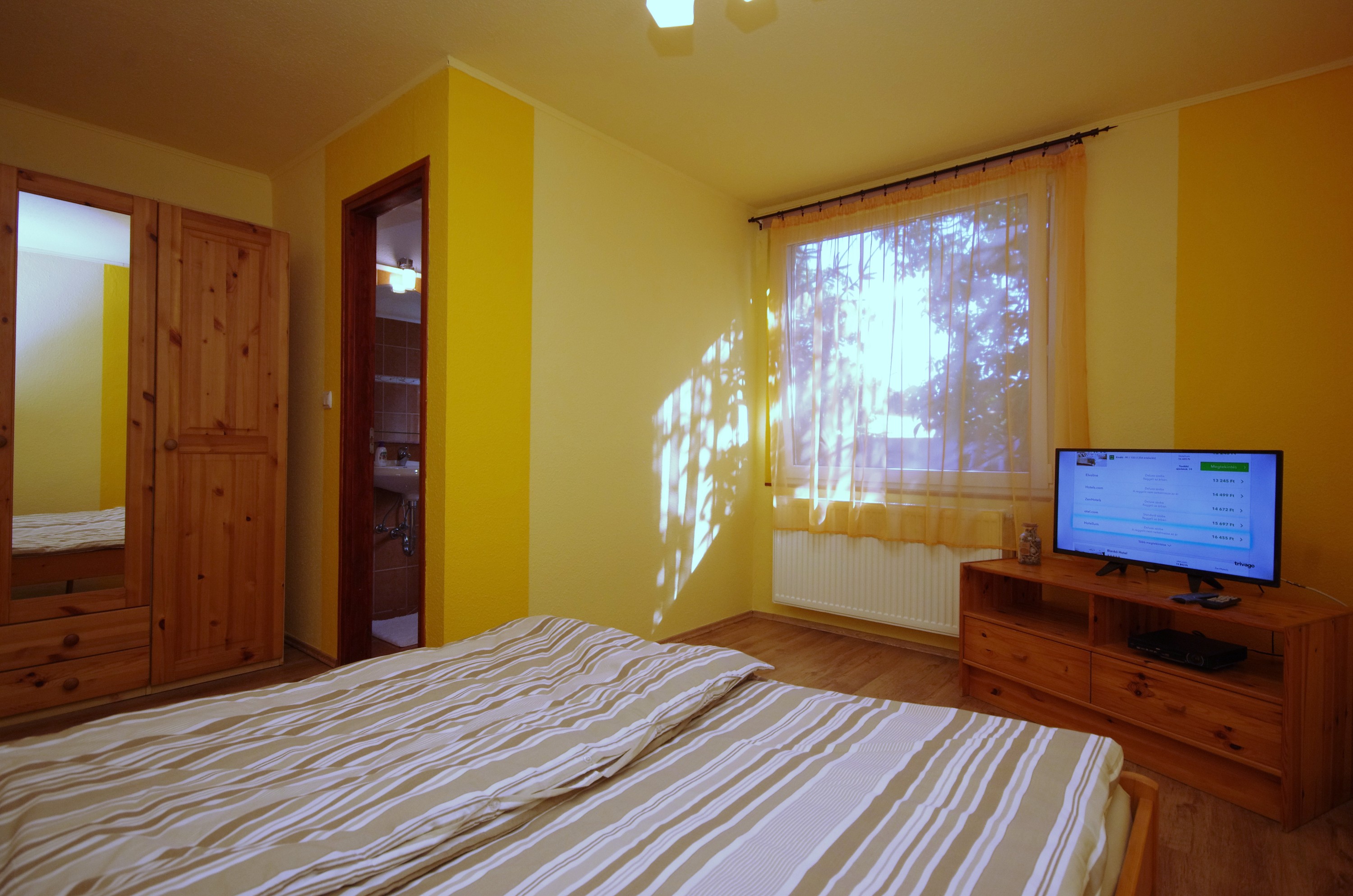 Nyári szoba a hozzá tartozó fürdővel, szekrénnyel és LED TV-vel a gyulai Bodza apartmanban