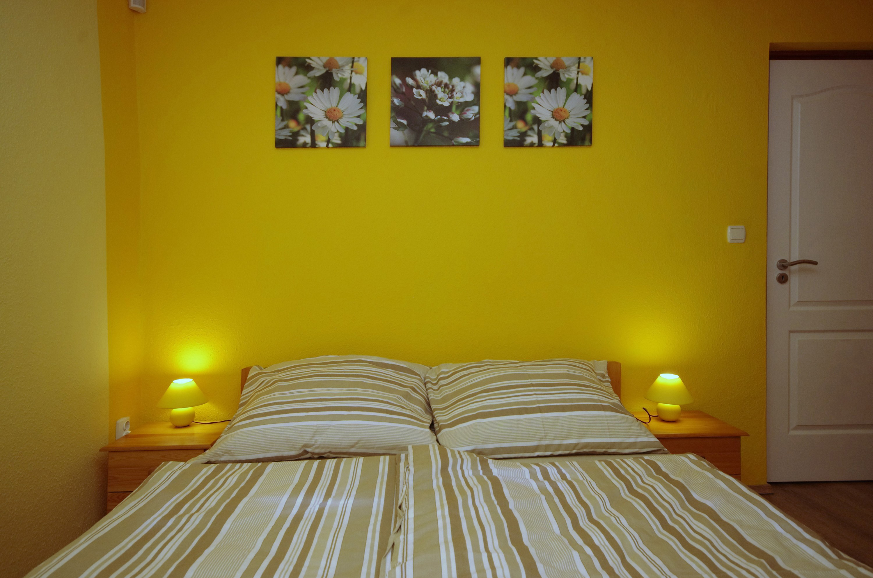 Kétszemélyes francia ágy és éjjeli szekrények a nyári szobában a gyulai Bodza apartmanban