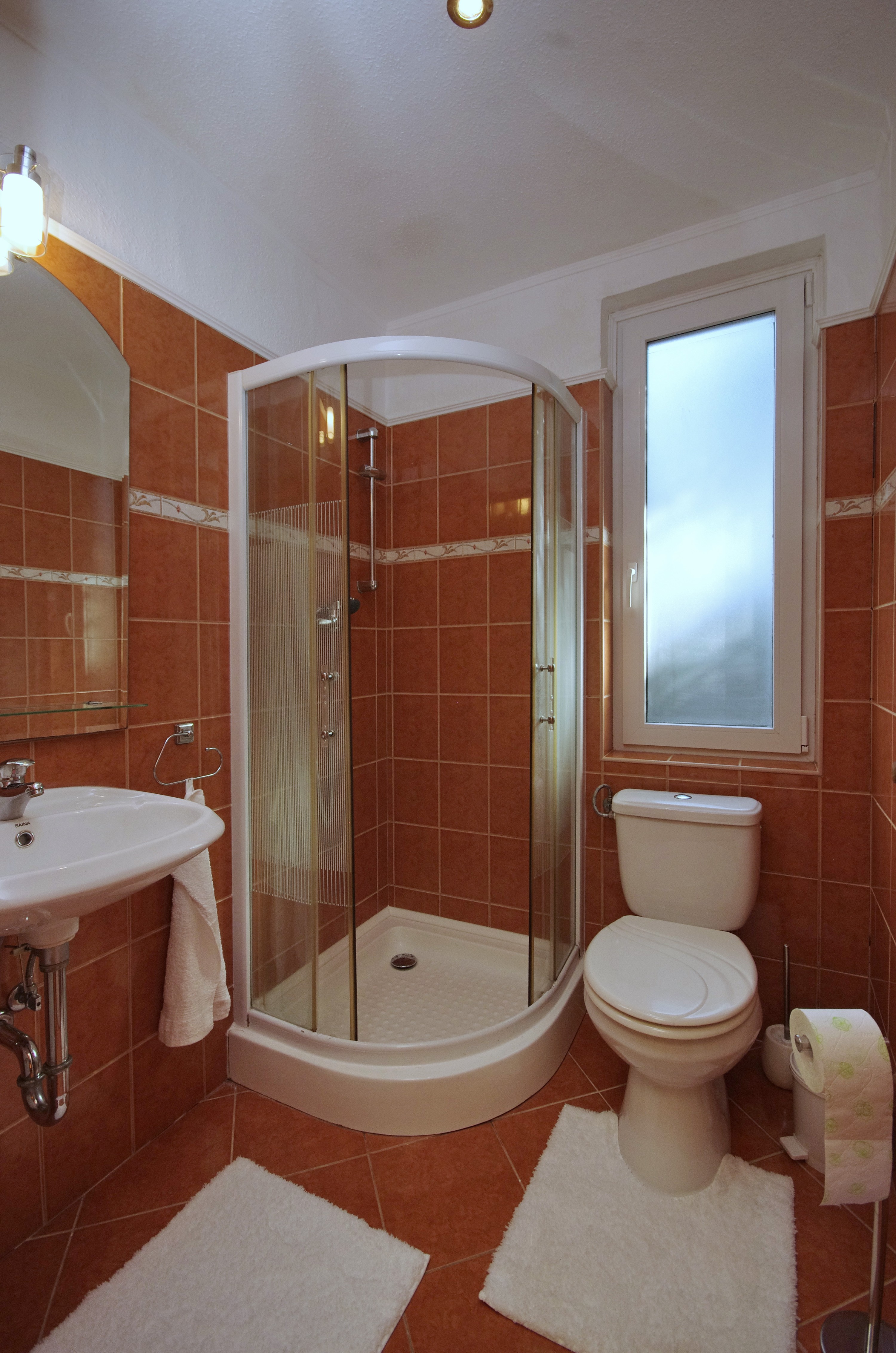 Nyári szobához tartozó fürdőszoba (Mosdó, zuhanykabin,WC) a gyulai Bodza apartmanban