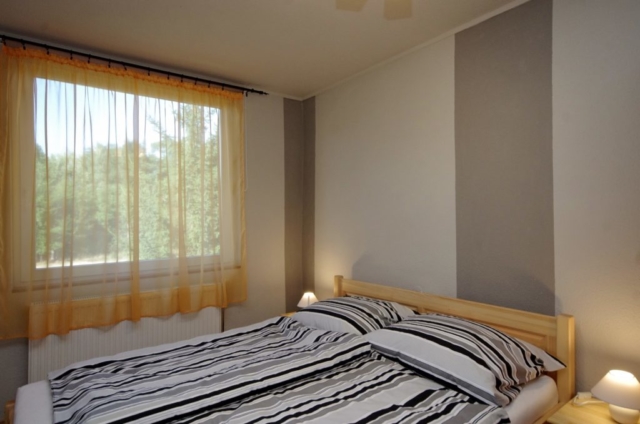 Téli szoba kétszemélyes ággyal a gyulai Bodza apartmanban