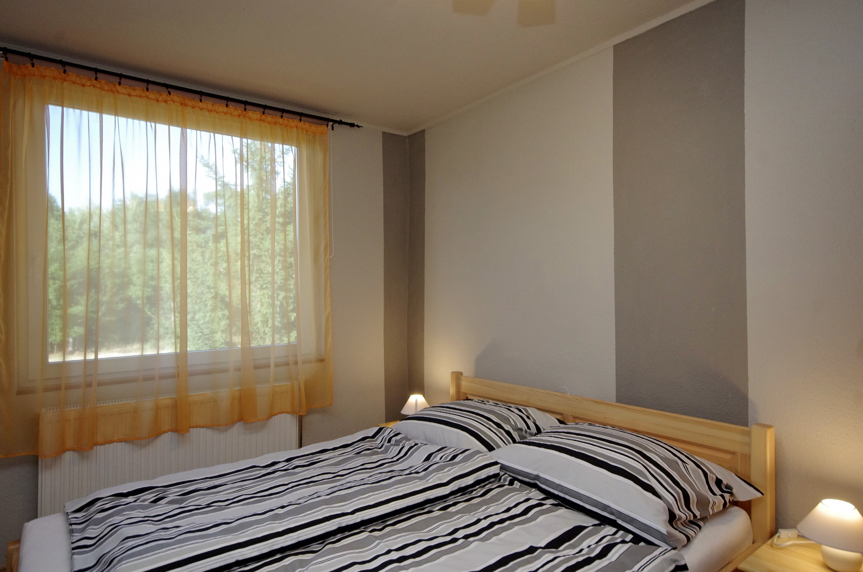 Téli szoba kétszemélyes ággyal a gyulai Bodza apartmanban