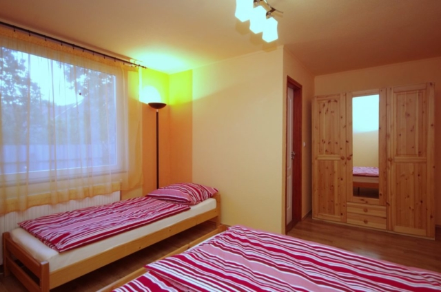Őszi szoba a hozzá tartozó szekrénnyel a gyulai Bodza apartmanban