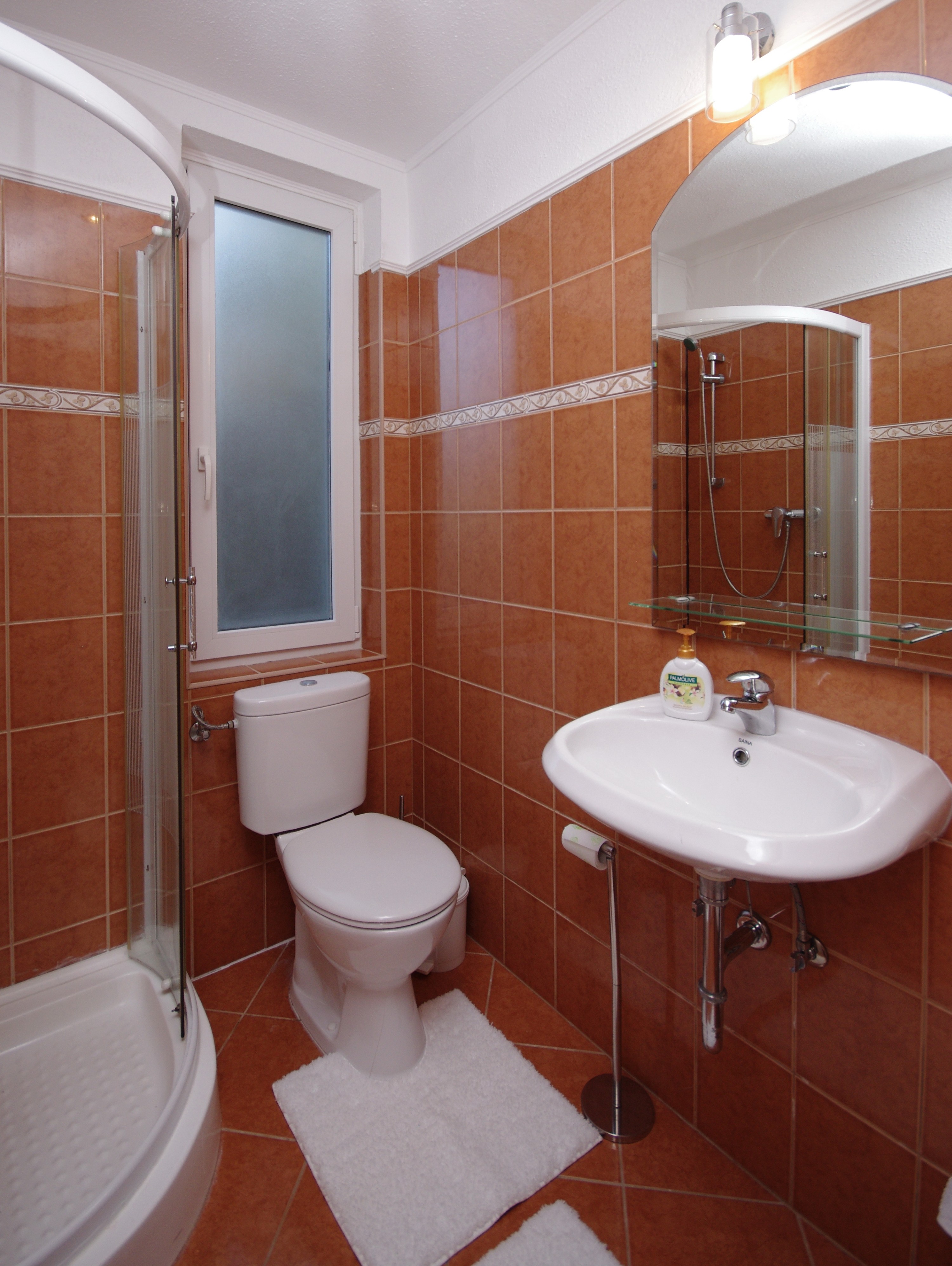 Őszi szobához tartozó fürdőszoba (Mosdó, zuhanykabin,WC) a gyulai Bodza apartmanban